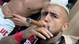 Arturo Vidal celebró con un puro en el camarín de Flamengo la obtención de la Libertadores