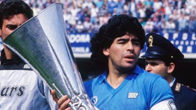 "El rey del fútbol": Napoli homenajeó a su máximo ídolo Maradona en el día de su natalicio