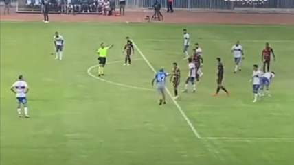 Hinchas de Antofagasta interrumpieron el duelo con la UC para reprochar al plantel