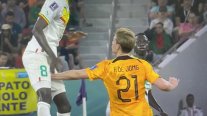 ¿Y esa manito? La curiosa falta de Frenkie de Jong que sacó del partido a Cheikhou Kouyaté