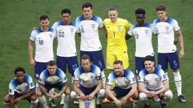 Jugadores de Inglaterra se arrodillaron antes del duelo ante Irán