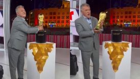 "¡Se mira y se toca!": Claudio Borghi alzó el trofeo de la Copa del Mundo en Doha