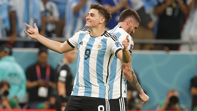 Julián Alvarez aprovechó error en el fondo australiano y aumentó para Argentina