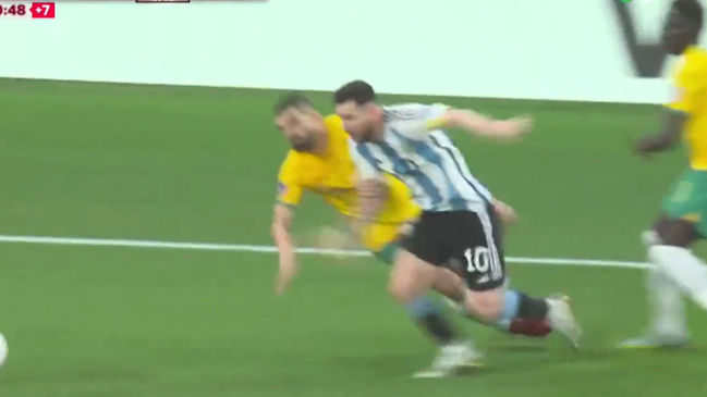 Messi dejó en el piso a un jugador australiano con sensacional jugada sobre el final del partido
