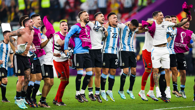 El espectacular festejo de la selección argentina con su hinchada tras eliminar a Australia