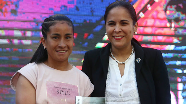 Rebeca Fernández se llevó el premio The Best en la gala del fútbol femenino chileno