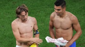 Luka Modric y Casemiro intercambiaron camisetas tras el primer tiempo entre Brasil y Croacia