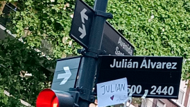 Fanáticos decoraron la calle "Julián Alvarez" en Argentina