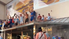 Hinchas de Argentina rompieron el techo de un McDonald's durante los festejos