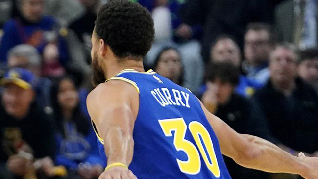 Stephen Curry se lesionó y los Warriors perdieron como forasteros