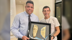 Ronaldo recibió réplica de un pie de Maradona en la antesala de la final en Qatar