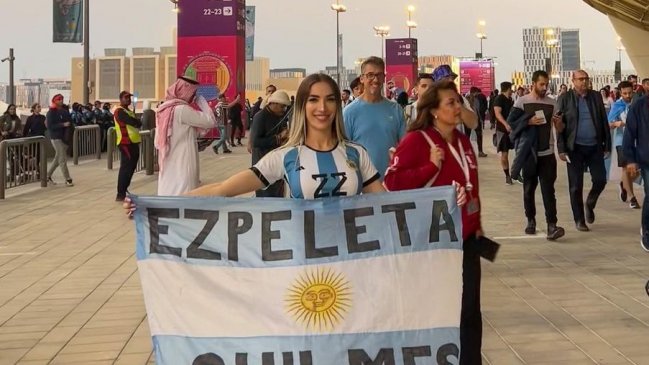 Hinchas argentinas que festejaron en topless evitaron un castigo en Qatar