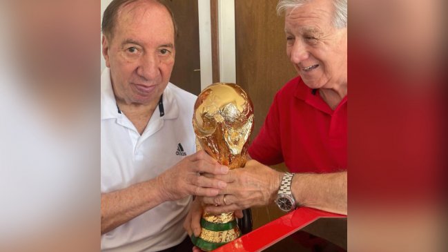 Carlos Bilardo se fotografió con la Copa del Mundo que ganó Argentina en Qatar 2022