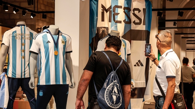 Ya tiene las tres estrellas: Comenzó la venta de la nueva camiseta de Argentina