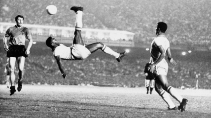 "Pelé lo hizo primero": El viral que comparó las jugadas de "O Rei" con las estrellas del fútbol