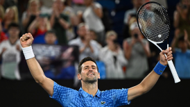 Djokovic debutó en el Abierto de Australia con triunfo y respaldo del público