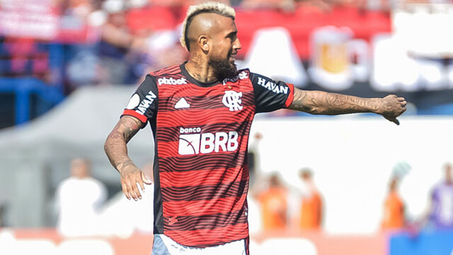 Ex crack brasileño pidió más minutos para Arturo Vidal en Flamengo
