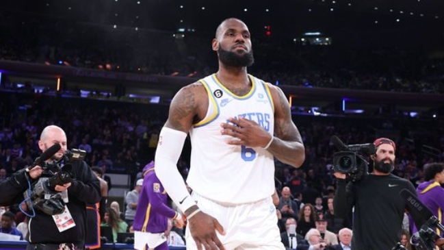 Los Lakers celebraron ante los Knicks con otro récord de LeBron James