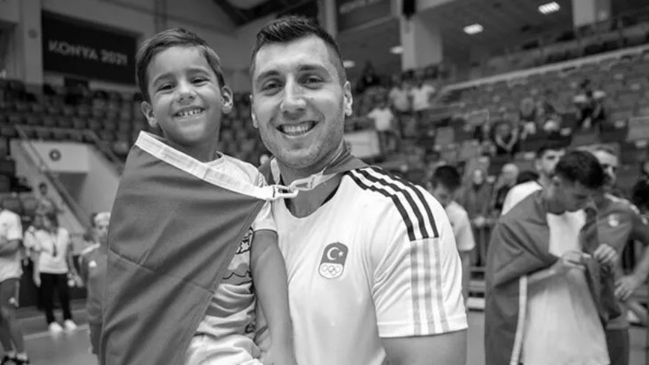 Capitán de la selección de balonmano de Turquía y su pequeño hijo fallecieron en el terremoto