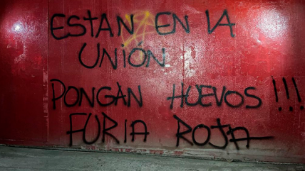 Los mensajes que dejó la Furia Roja en las afueras del Santa Laura