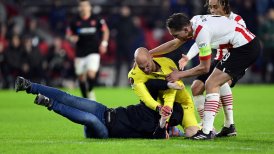 Arquero de Sevilla redujo a un hincha tras sufrir una agresión en el duelo ante PSV