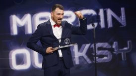 Gran historia de vida: El polaco Macin Oleksy obtuvo el premio Puskas por su golazo con muletas