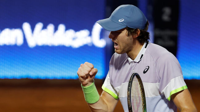 Nicolás Jarry derribó en maratónico duelo a Diego Schwartzman y pasó a cuartos del ATP de Santiago