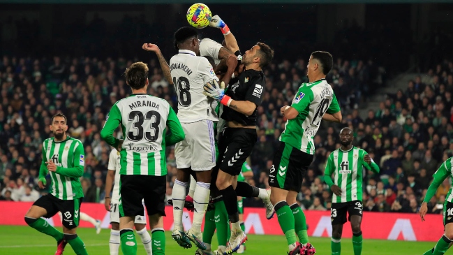 Claudio Bravo tuvo un destacado desempeño en empate de Betis ante Real Madrid