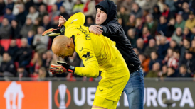 ¡Mano dura! PSV castigó por 40 años a hincha que agredió a arquero de Sevilla