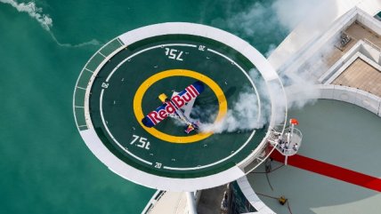 "Hicimos historia": Piloto aterrizó un avión en 20 metros en helipuerto de Dubai