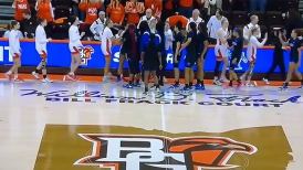 [VIDEO] El escandaloso ataque de jugadora de baloncesto a una rival tras el partido