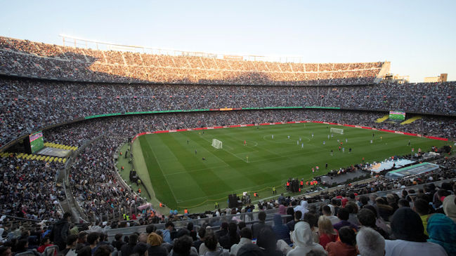 Un repleto Camp Nou coreó el nombre de Messi durante la final de la Kings League