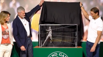 Rafael Nadal recibió en su academia la réplica de su estatua en Roland Garros