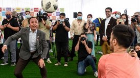 Ministro Jaime Pizarro mostró su destreza dominando el balón en actividad de Teletón