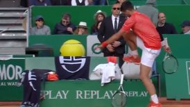 ¡Momento de furia! Novak Djokovic destrozó una raqueta antes de su eliminación en Montecarlo