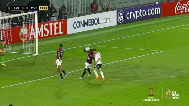 [VIDEO] El duro choque de César Fuentes con defensa de Monagas en la Libertadores