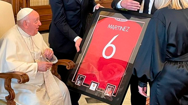 Papa Francisco recibió de regalo una camiseta del argentino Lisandro Martínez