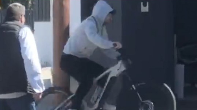 Lionel Messi salió a pasear en bicicleta por Barcelona y causó furor en los fanáticos