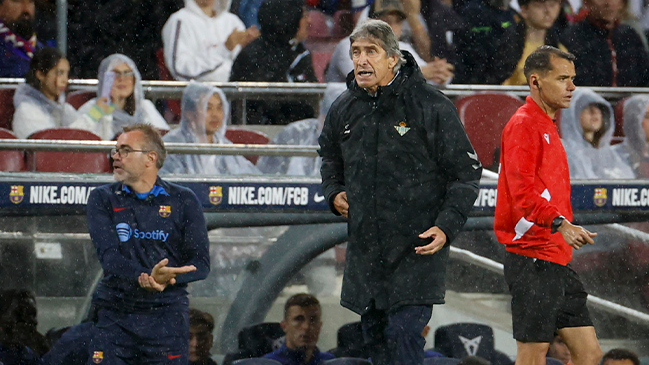 Manuel Pellegrini acusó "falta de personalidad" del árbitro en la caída con FC Barcelona