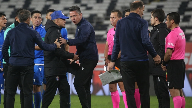 PF de Audax le reclamó al árbitro con celular en mano por presunto penal ante Colo Colo