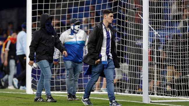 Denunciarán a hinchas de Espanyol que invadieron la cancha para impedir celebración de Barcelona