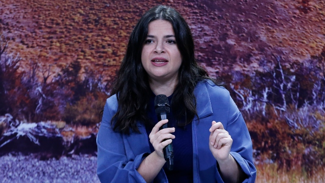 Ministra Antonia Orellana criticó citación de Jordhy Thompson en Colo Colo