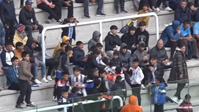 Niños se hicieron viral al disputar un balón en las tribunas en el Mundial sub 20