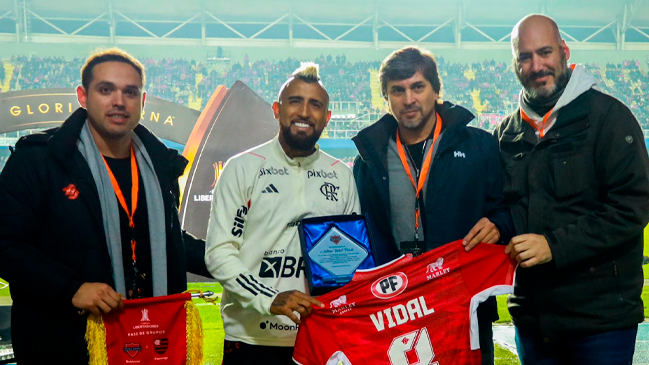 Ñublense entregó reconocimiento a Arturo Vidal por su exitosa carrera