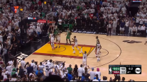 El increíble puntazo de Derrick White para la dramática victoria de los Celtics ante Miami Heat