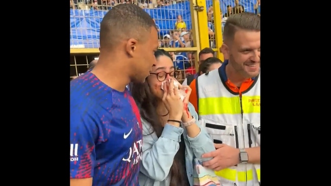 El lindo gesto de Kylian Mbappé tras darle un pelotazo a una fanática