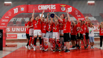 Hockey patín: Chilenas Macarena Ramos y Catalina Flores celebraron el decacampeonato de Benfica