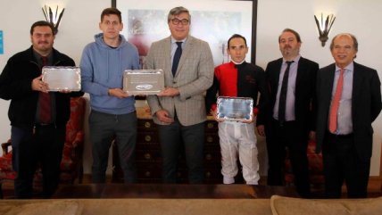 Jinete Juan Muñoz guió a la yegua "La Maru" a conquistar el Clásico Premio Radio Cooperativa
