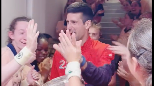 [VIDEO] Novak Djokovic recibió emotivo pasillo de los recogepelotas de Roland Garros