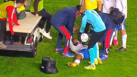 [VIDEO] Defensor de Cuba se retiró en ambulancia por una dolorosa lesión ante La Roja
